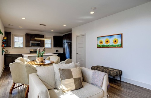 Nashville Condo | Quiet Condo l Prime Locale w/in mins to DT