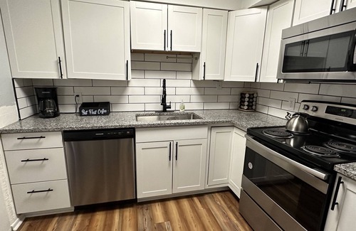 Chapel Hill Condo | Quiet Condo near Bolin Creek Trail & Close to UNC