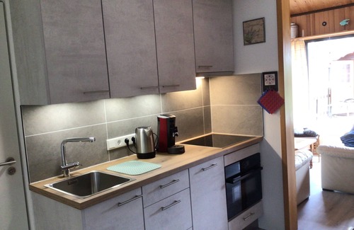 Bruinisse House | Quiet corner house 3/23 newly renovated, washing machine, WLAN, close to the beach