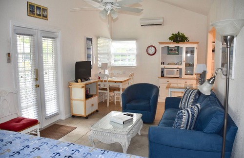 Pompano Beach House | Quiet Cottage, free Wi-fi, Sm Dog OK, Walk to beach