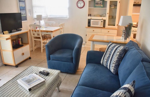 Pompano Beach House | Quiet Cottage, free Wi-fi, Sm Dog OK, Walk to beach