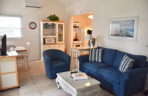 Pompano Beach House | Quiet Cottage, free Wi-fi, Sm Dog OK, Walk to beach