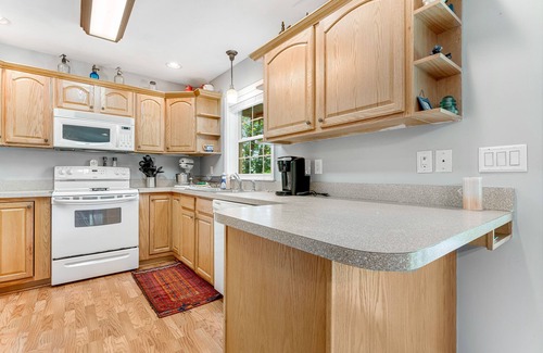 Newland House | Quiet cottage with deck & grill + resort pool, on-site golf, & tennis courts