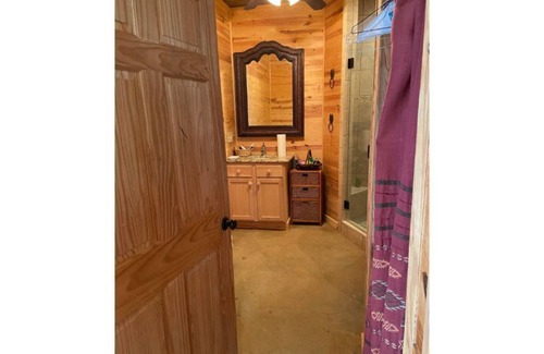 Oxford House | Quiet Cottage with Hot Tub