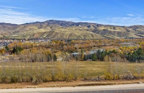 Southeast Boise Condo | Quiet & Cozy Boise Condo-Mtn Views