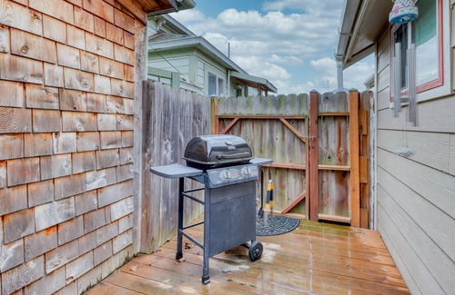 Fortuna House | Quiet, cozy cottage with a sunny deck and BBQ - Near the redwoods and beaches!