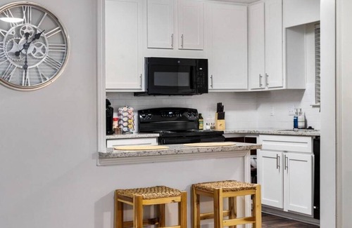 Meadowbrook Apartment | Quiet & Cozy Neighborhood | Comfy King Bed