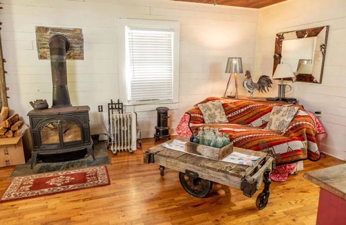 Trade House | Quiet, Cozy, Rustic - 105 Stunning Acres! 20 min to Boone, NC