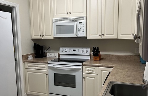 Thomasville House | Quiet, Cozy well furnished upscale townhome located in beautiful Thomasville Ga