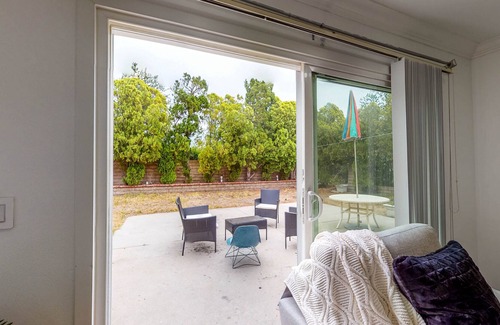 Sylmar House | Quiet cul-de-sac home with big enclosed dog-friendly yard, near large park