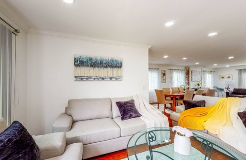 Sylmar House | Quiet cul-de-sac home with big enclosed dog-friendly yard, near large park
