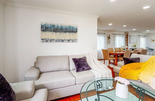 Sylmar House | Quiet cul-de-sac home with big, enclosed dog-friendly yard - near large park