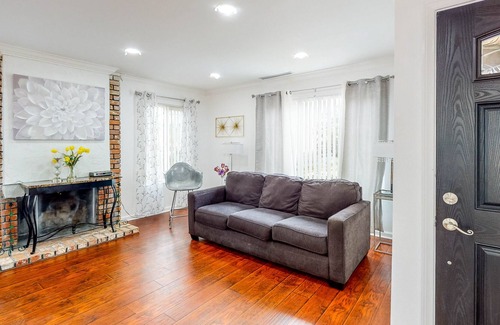 Sylmar House | Quiet cul-de-sac home with big, enclosed dog-friendly yard - near large park