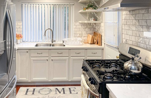 Sylmar House | Quiet cul-de-sac home with big, enclosed dog-friendly yard - near large park