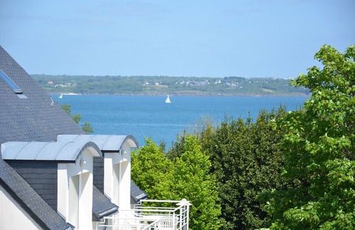 Fouesnant Apartment | Quiet duplex with heated swimming pool 100 m from the beach at Cale de Beg-Meil