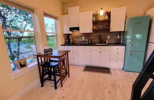 Jacksonville Apartment | Quiet, Elegant 1-bedroom Loft—Walkable to Trails, Live Music, and Wineries!