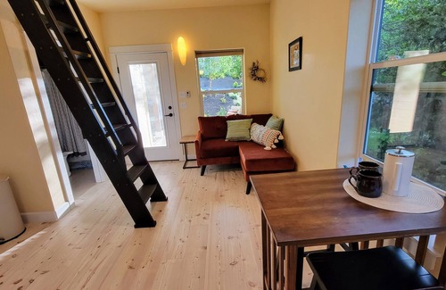 Jacksonville Apartment | Quiet, Elegant 1-bedroom Loft—Walkable to Trails, Live Music, and Wineries!