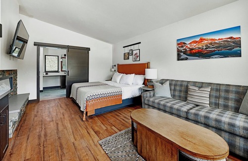 Mammoth Lakes Hotel | Quiet Escape Near Lakes, Ideal Base for Hiking & Skiing at Mammoth Mountain