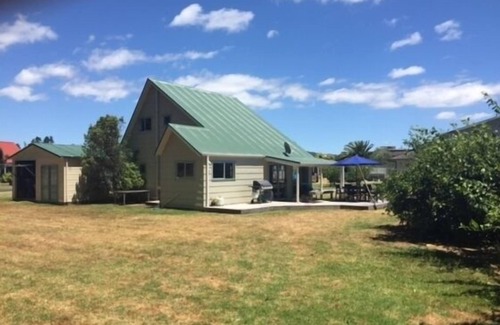 Matarangi House | Quiet established end of Matarangi,