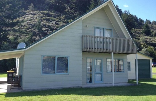 Matarangi House | Quiet established end of Matarangi,