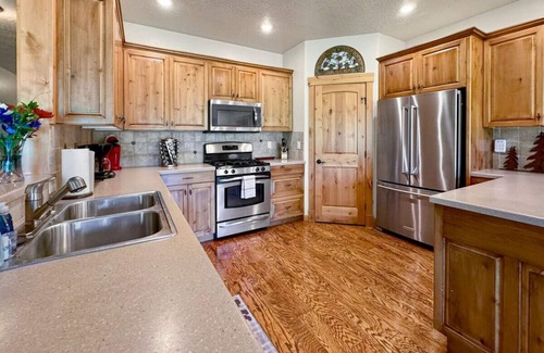 McCall House | Quiet Fairway Escape | Hot Tub + McCall Golf Course