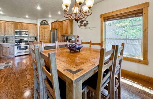 McCall House | Quiet Fairway Escape | Hot Tub + McCall Golf Course