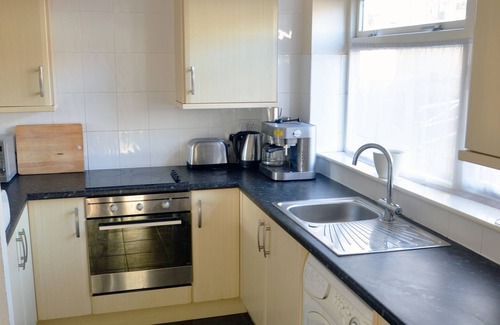 St. Dunstan's House | Quiet, Family-friendly 1br House, free parking available - East London