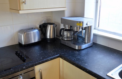 St. Dunstan's House | Quiet, Family-friendly 1br House, free parking available - East London