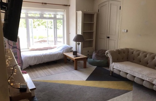 Moycullen Bed & Breakfast | Quiet Family Room - 5 Minutes From Moycullen Village