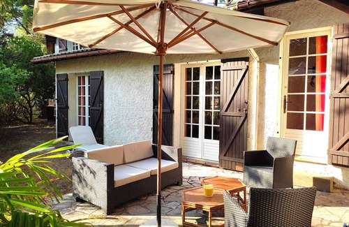Piraillan Villa | Quiet family villa with enclosed garden, near ocean and bay, sleeps 8