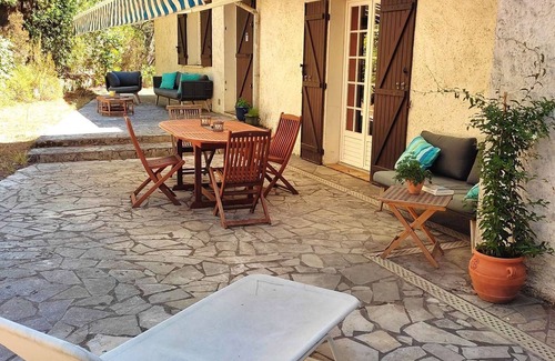 Piraillan Villa | Quiet family villa with enclosed garden, near ocean and bay, sleeps 8