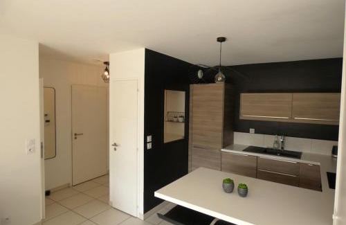 Ornex Apartment | Quiet Garden - 10 minutes to Geneva