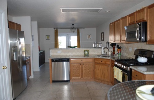 Cottonwood Terrace House | Quiet, gated exclusive private executive 3 bedrooms house.Pool, club house.