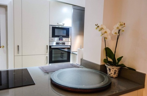 Marchmont Apartment | Quiet Ground Floor Mews Flat and Parking