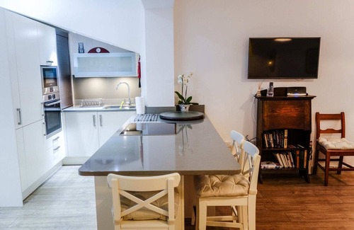 Marchmont Apartment | Quiet Ground Floor Mews Flat and Parking