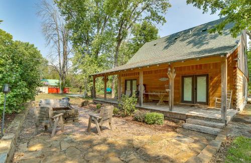 Hollister House | Quiet Hollister Cabin Walk to Lake Taneycomo