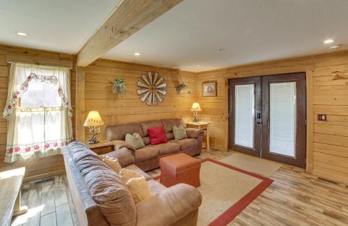 Hollister House | Quiet Hollister Cabin Walk to Lake Taneycomo