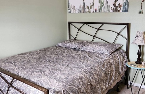 Ridgecrest House | Quiet Home 1 BR 1 Bath. Sleeps 2. Gym & Kitchen. Trees & Garden!