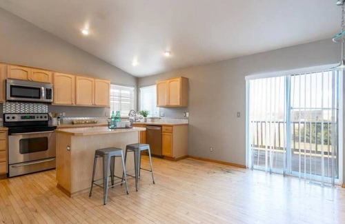 Tri-Cities House | Quiet Home, Fenced Yard, 2 Car Garage 3/2 #8716
