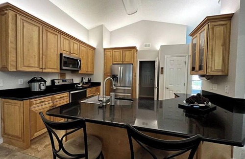 Mary Esther House | Quiet Home! Water access, king bed, screened porch