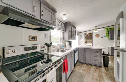 Cadiz House | Quiet 'Horseshoe Hill House' By Lake Barkley!