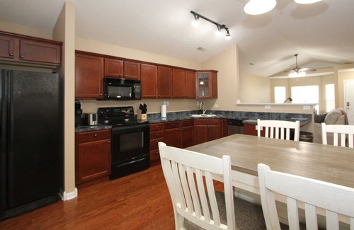 Lexington House | Quiet house 3 bed 2 bath 2 car garage