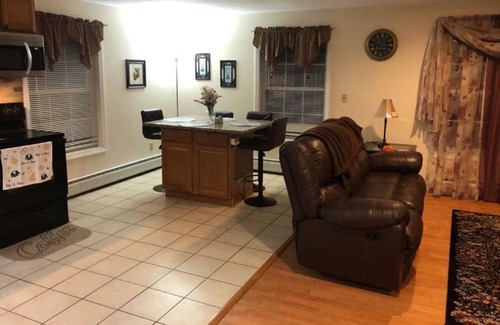 Londonderry House | Quiet house mins away from the Airport and Hwy 93