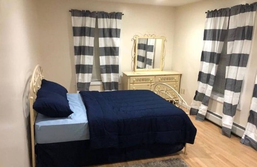 Londonderry House | Quiet house mins away from the Airport and Hwy 93