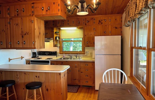 Beaver Cabin | Quiet lake vacation. Northwoods: Crivitz, Twin Bridges, and Peshtigo River area