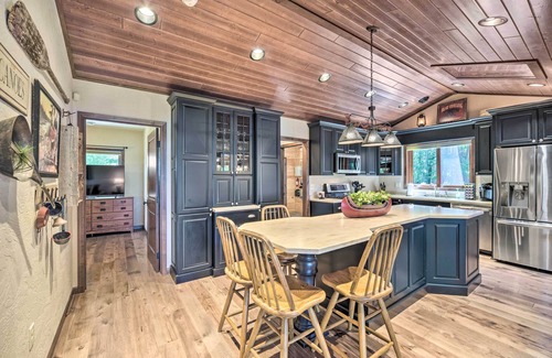Siren Cabin | Quiet Lakeside Cabin: Patio & Stunning Views!