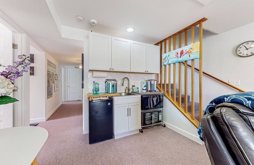 East Olympia House | Quiet lakeside retreat with dock & hot tub access, kayaks, & AC - dog-friendly