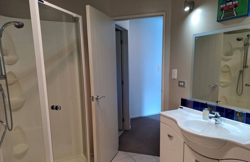 Nukuhau House | Quiet location near town - Free WiFi & Linen