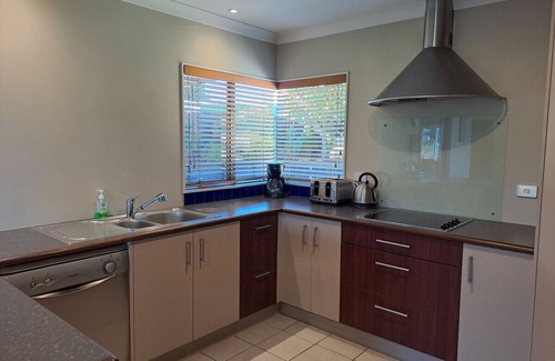 Nukuhau House | Quiet location near town - Free WiFi & Linen