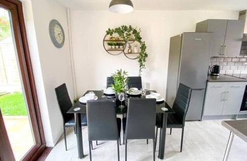 Milton Keynes House | Quiet Location next to CMK